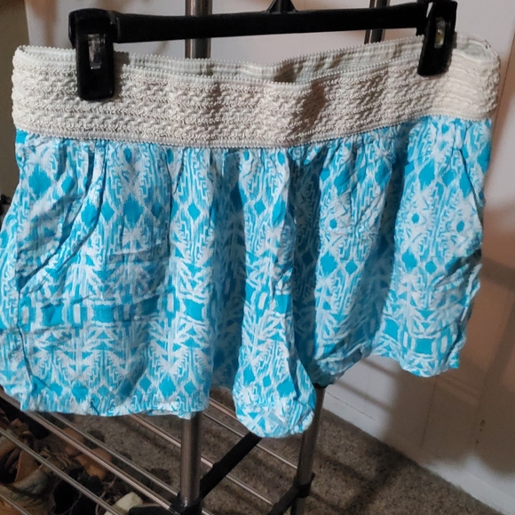 No Boundaries Pants - 10/$10❤️‍🔥 No boundaries light blue & cream flowy shorts size XL (15-17) *jr